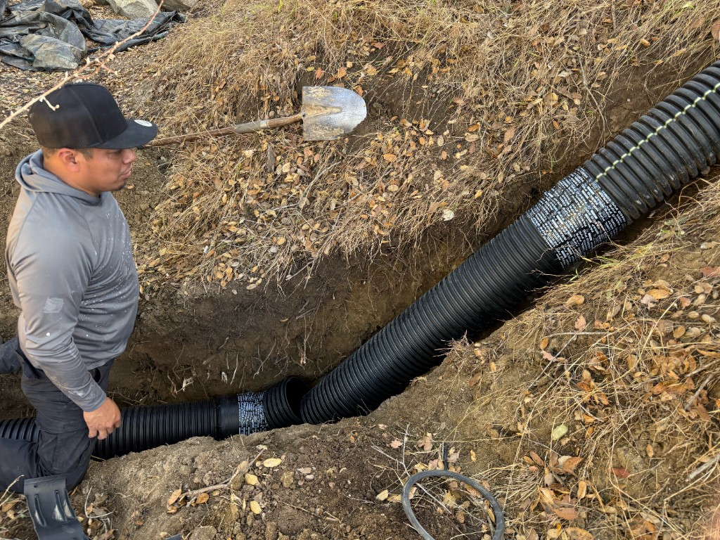 Corrugated pipe joint set in the trench